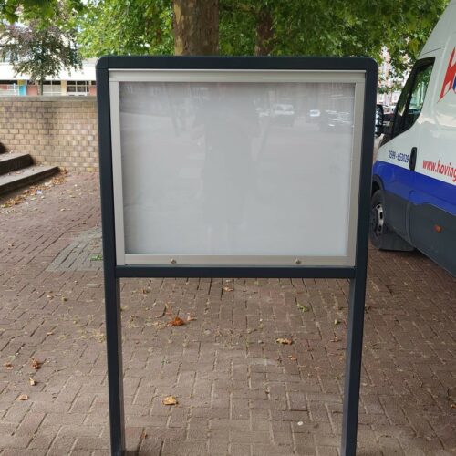 Vrijstaande informatieborden 37 Maatwerk - Vakwerk. Publicatiebord Superior. Naar keuze met polycarbonaat of gehard veiligheidsgas.